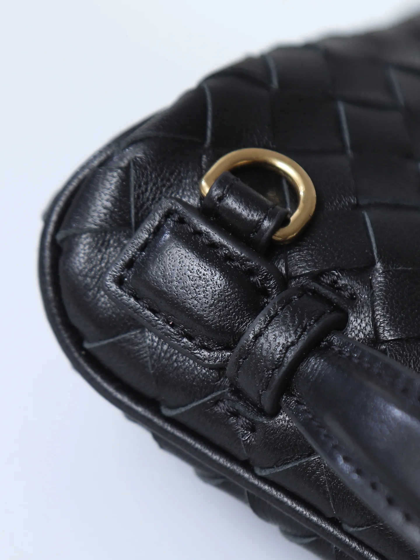 800. BOTTEGA VENETA2025 new women's small Soft Vanity bag adopts the classic Intrecciato weaving technique, inheriting the classics. The ring buckle design 😎 The light metal chain gives you a high-end sense of matching. The chain is removable, so you can wear it as a small bag ~ An elegant small bag that is perfect for participating in events. The overall body of the bag is as soft as marshmallow and can be easily kneaded, showing the strong toughness and high-end feel of the leather. The touch of sheepskin is so amazing. It is so healing when pinched! I have absolutely no resistance to small bags! ! ! Style number: 843800 Size: 19*14*3cm